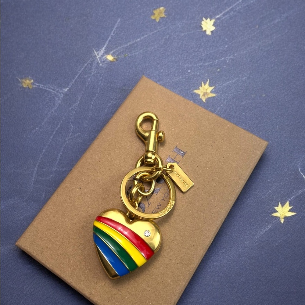 🎍Gold Heart Keychain with Rainbow Stripes - Picture 4 of 8